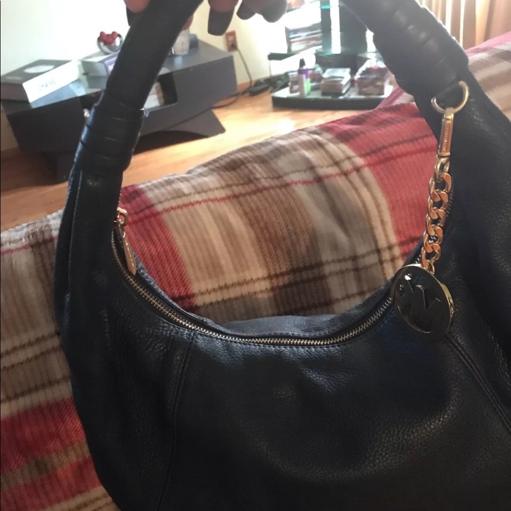 Leather Michael kors handbag- LIKE NEW CONDITION.